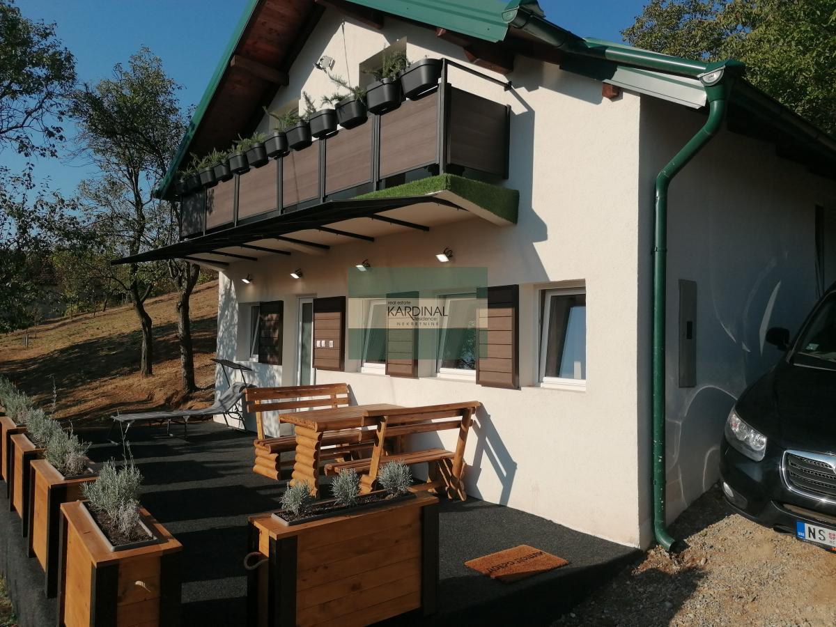 PRILIKA KOJA SE RETKO PRUŽA – NOVA, NAMEŠTENA KUĆA 90m2 NA MIRNOJ LOKACIJI U SREMSKOJ KAMENICI!