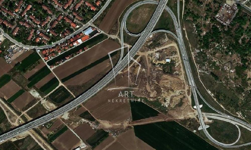 Batajnica, atraktivan plac na izuzetnoj lokaciji, 95.54ara I
