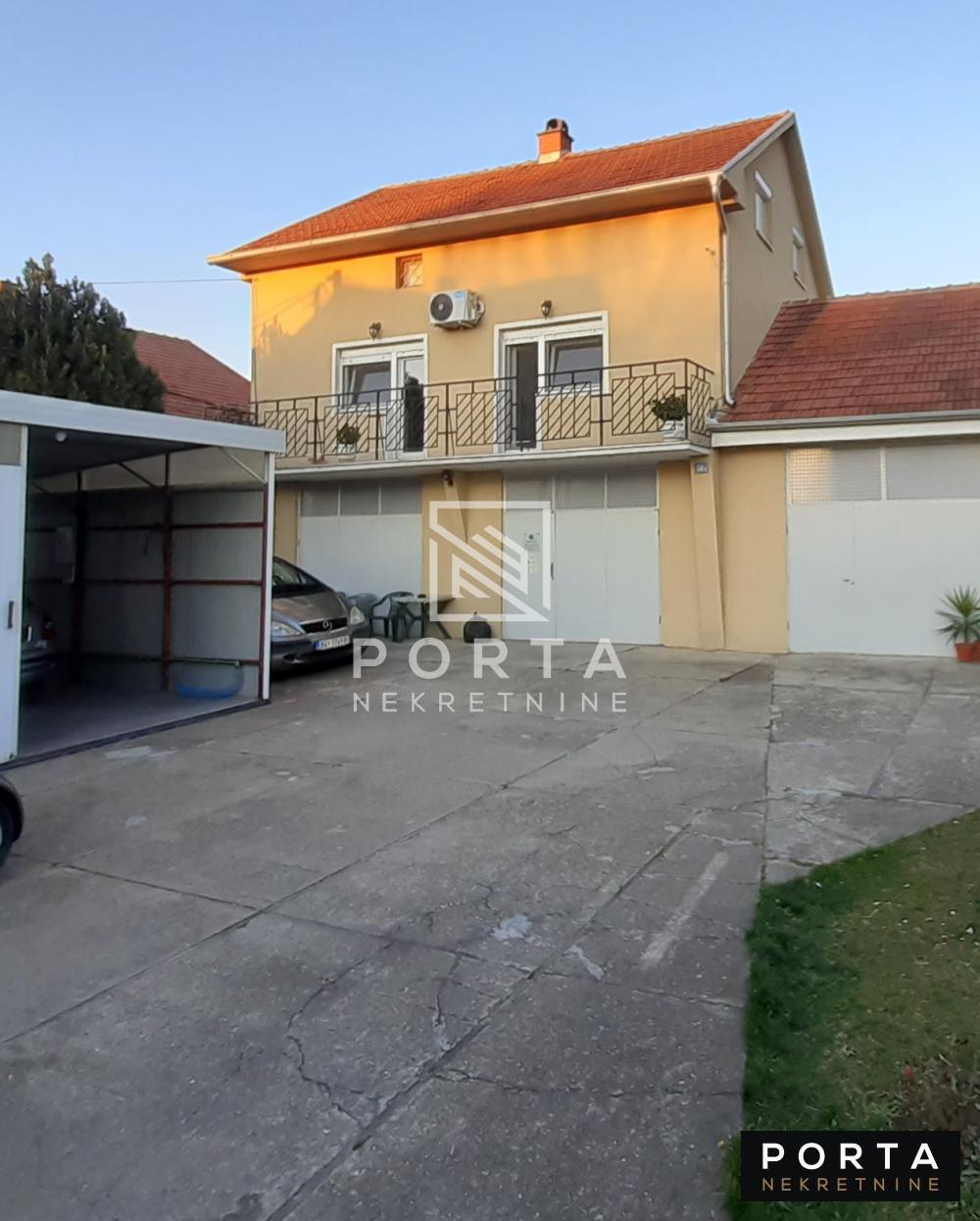 Kuća-3 posebna  stana,3 pp od 150 m2,garaža,plac 5,5ari,dvor