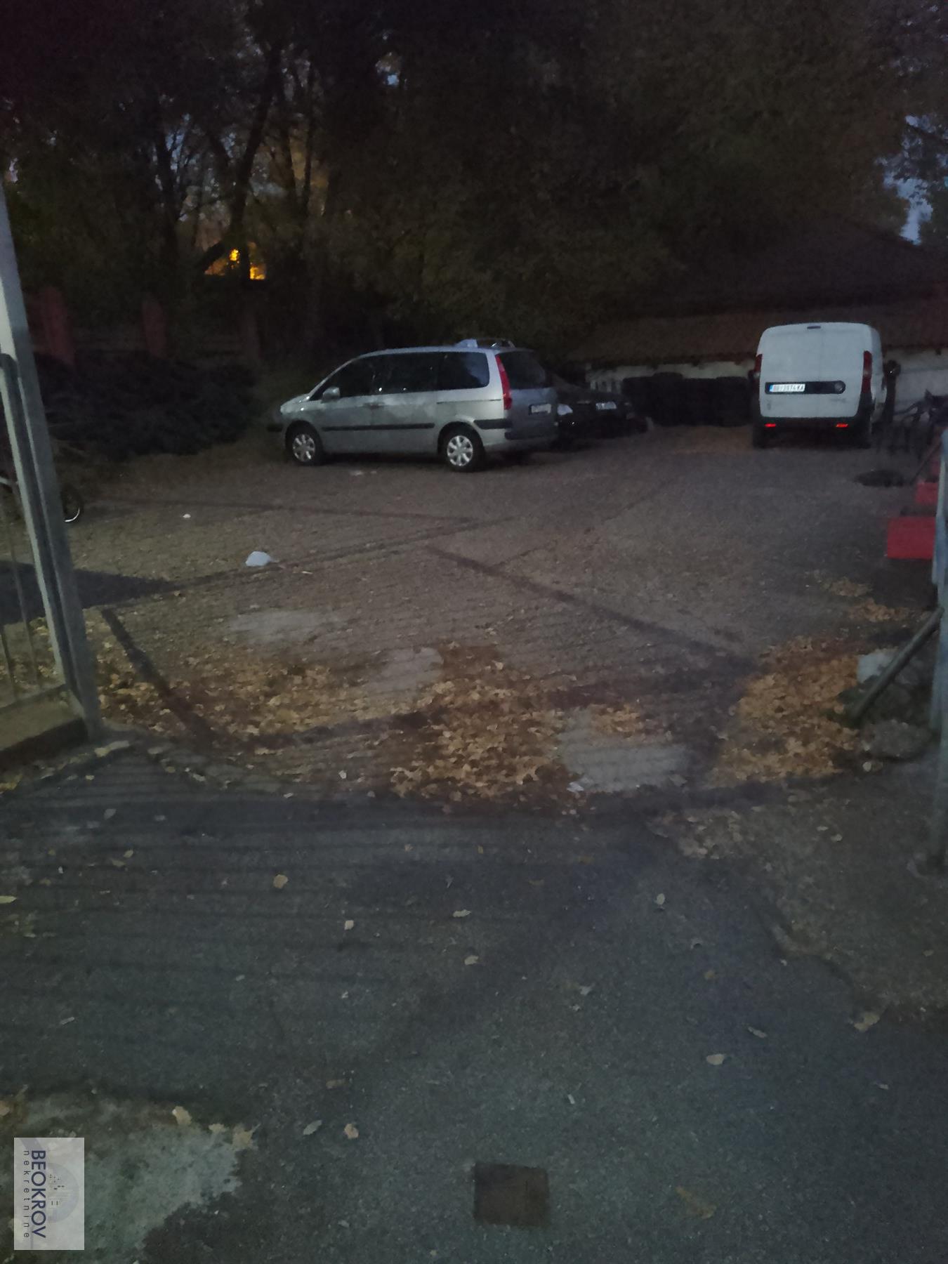 8 parking mesta- kod Autokomande