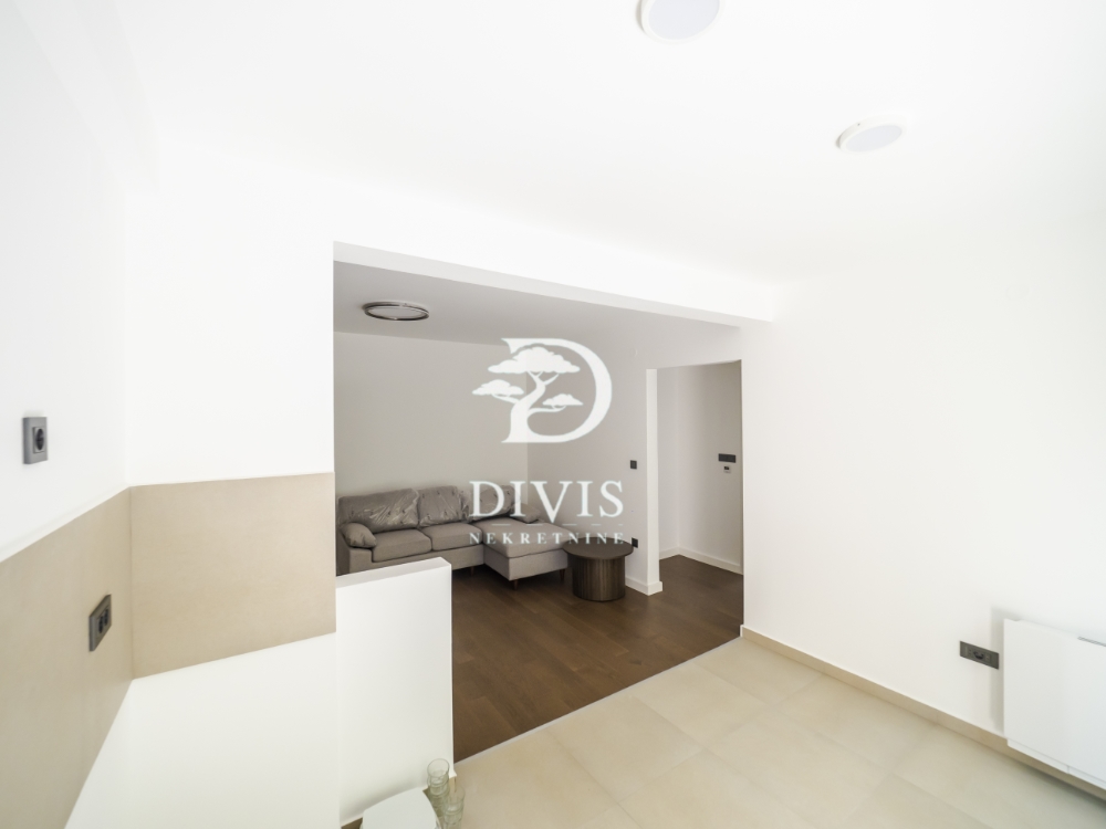 Namešten dvoiposoban stan Voždovac 64m2, terasa i garaža