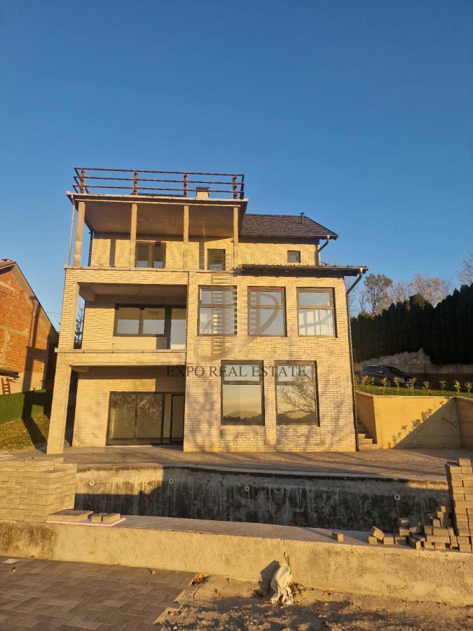 Prodaja,kuća od 550m2 Čardak