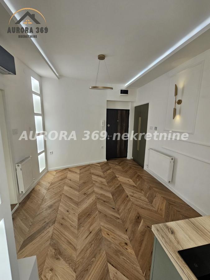 RETKO! NOVI SAD, CENTAR, STARI GRAD. MALI JEDNOSOBAN SALONAC