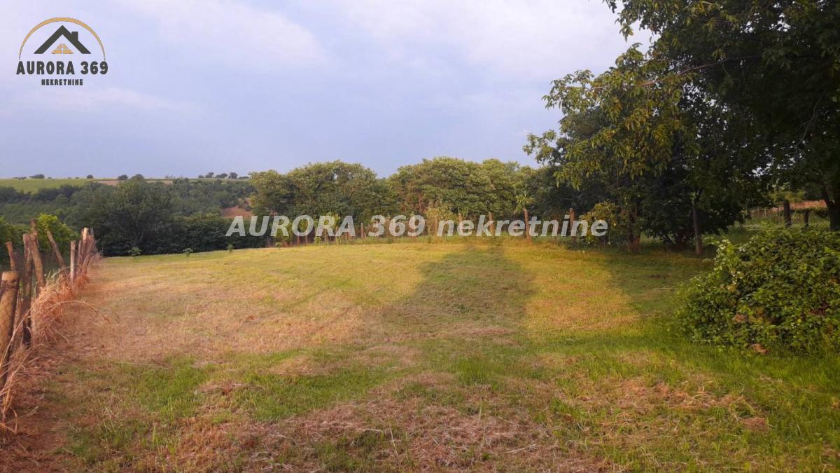 IRIG. ODLIČAN PLAC 1945m2, PROSTRANA KUĆA U SIVOJ FAZI