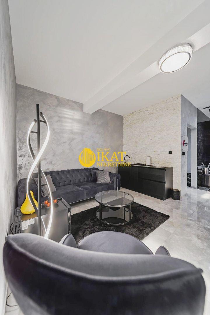 Vojvode Vlahovića 45m2 LUX stan sa baštom 25m2 i garažnim me