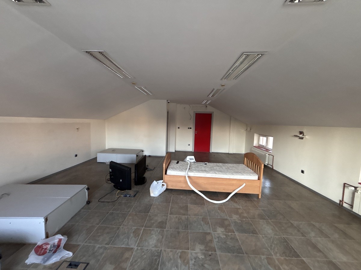Izdajemo poslovnu zgradu 360m2, magacin