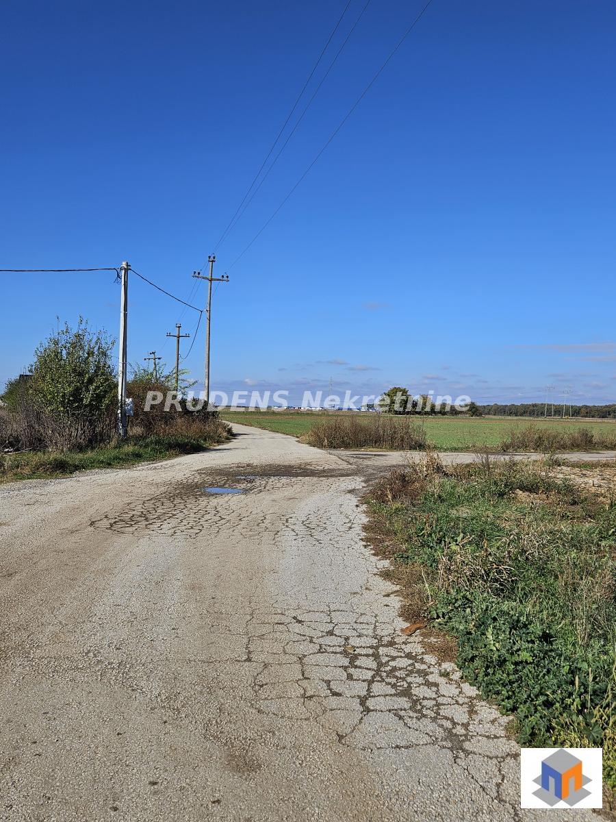 Građevinski plac sa širokim frontom