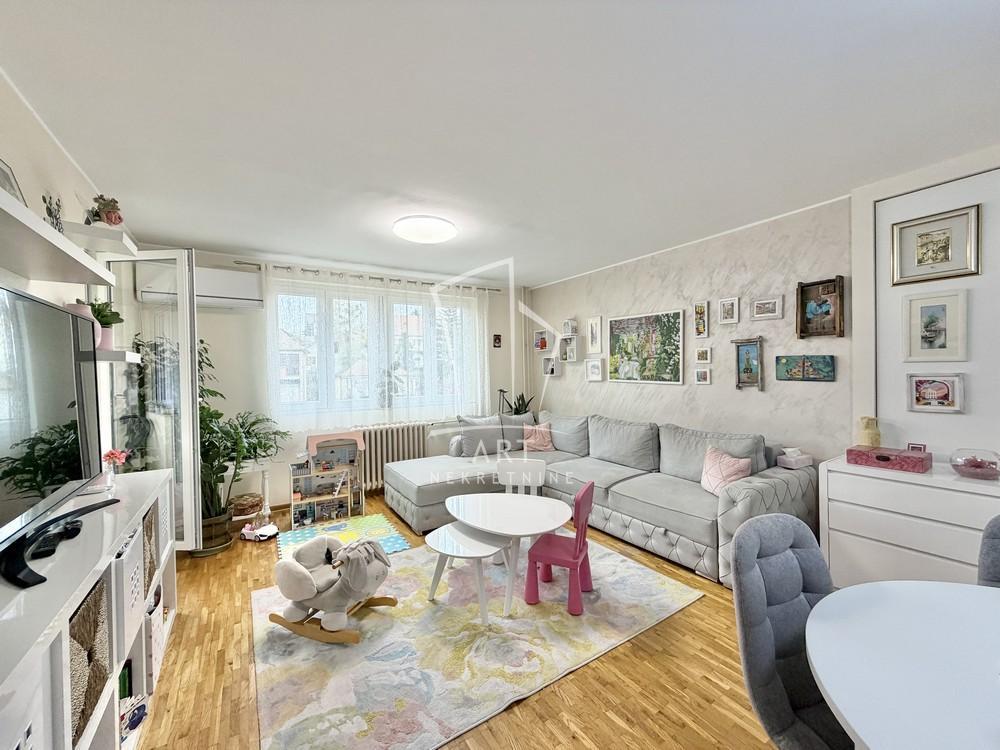 Prodaje se kompletno namešten stan ID#12975