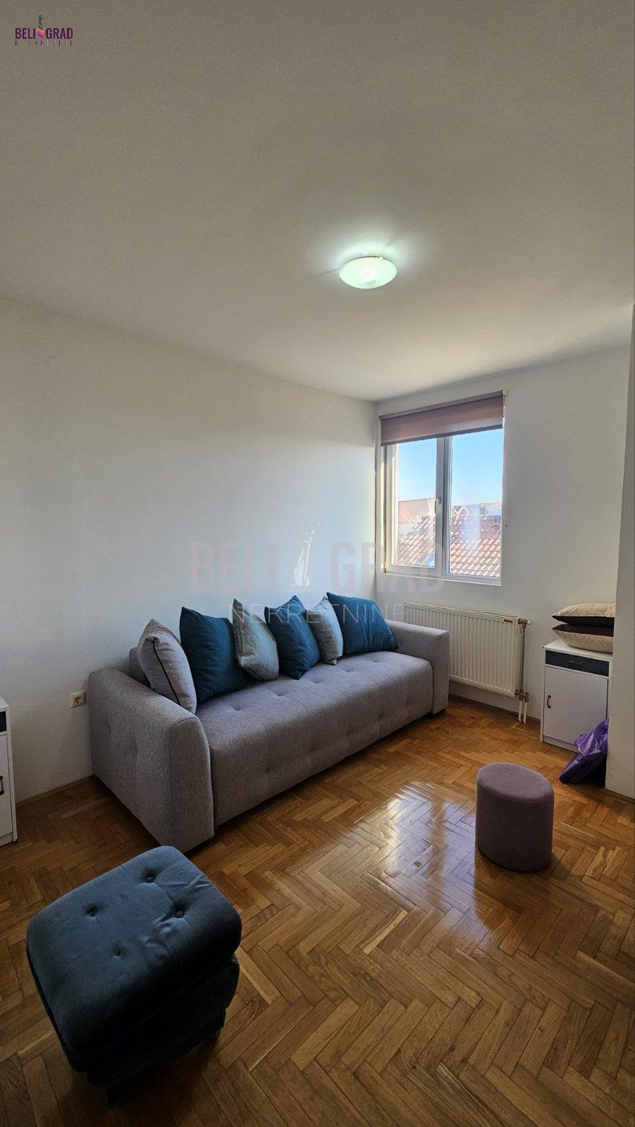 Stan sa parking mestom