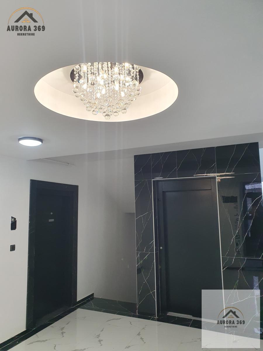 NAJLUKSUZNIJA ZGRADA U RUMI. USELJIV. TROSOBAN. 67m2