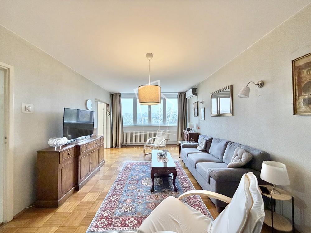 Odlična lokacija 3.0 stana, mereno 89m2, renoviran ID#13098