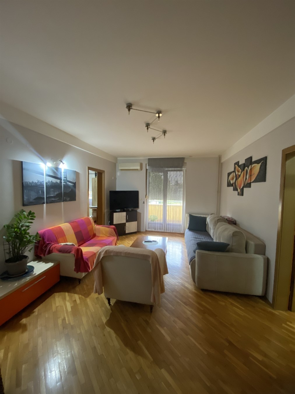 Izdaje se stan - Prvomajska, Zemun - 600 e na I spratu