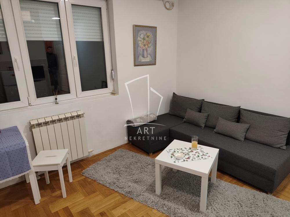 Udoban i funkcionalan 2.0 stan ID#13129