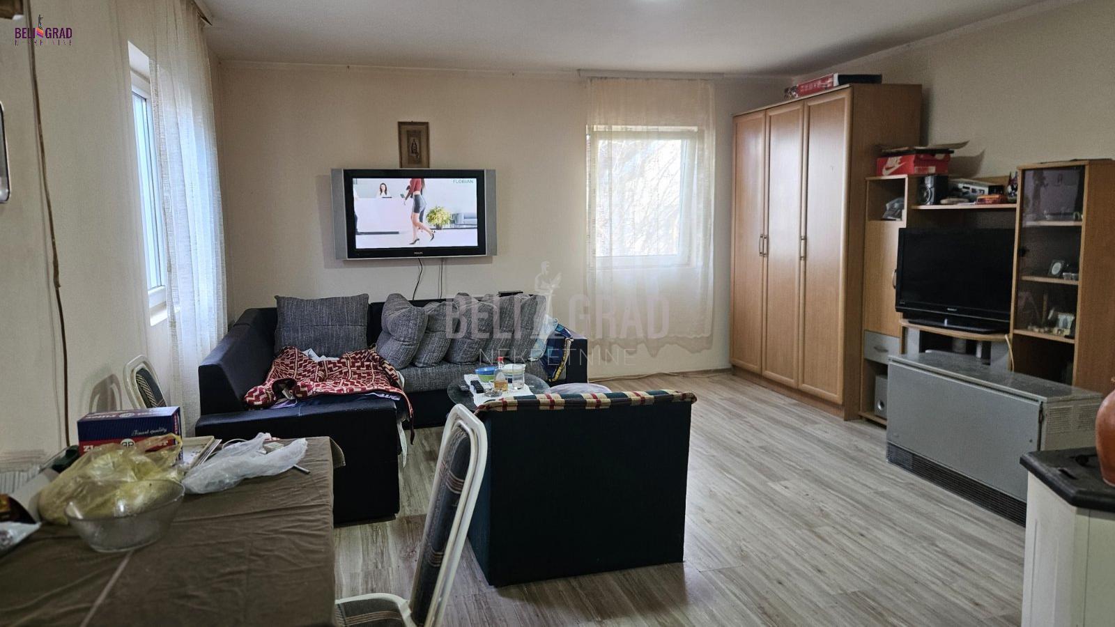 Uknjižena kuća, plac 6a