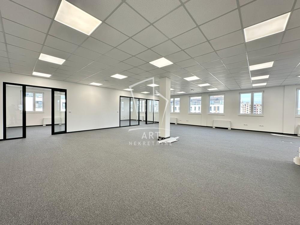 Izuzetan proslovni prostor na Nbgd ID#13252