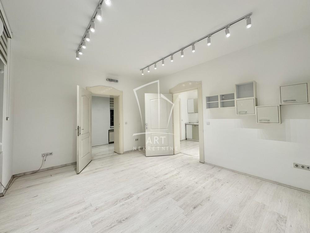 Autentičan predratni salonac - mereno 90m2 ID#13260