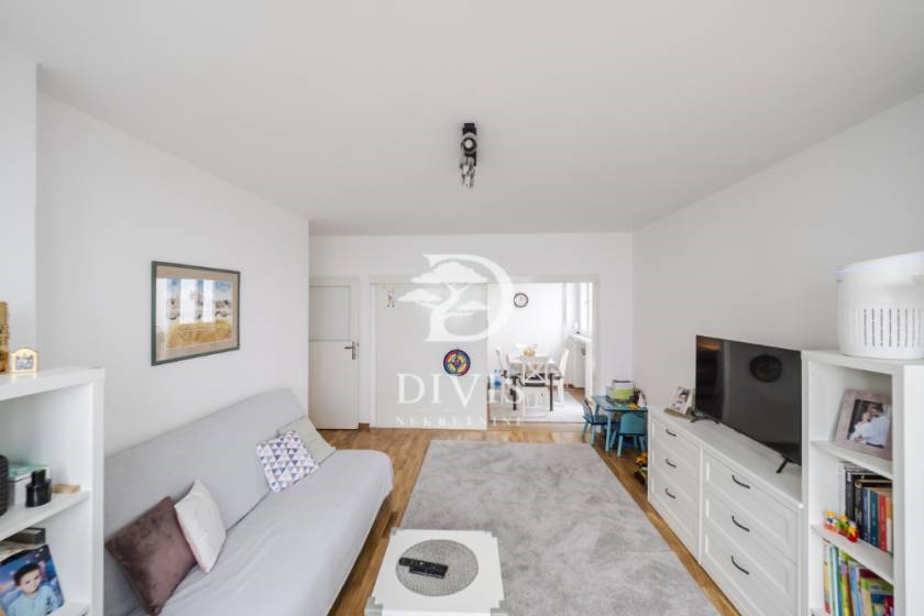 Svetao dvosoban stan na Karađorđevom trgu u Zemunu, 58m2