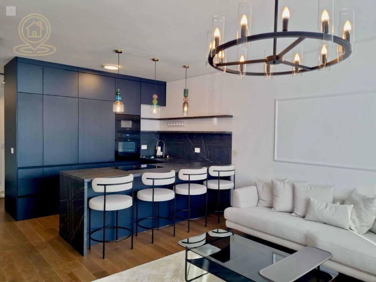 Prodaja modernog trosobnog stana u zgradi Lastavice – Novi Beograd, potpuno nov i luksuzno opremljen