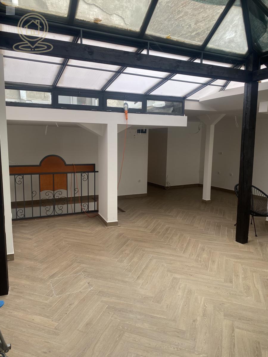 Izdavanje poslovnog prostora Stari grad Venizelosova – renoviran lokal 200 m² na dva nivoa, odlična lokacija kod Bajloni pijace