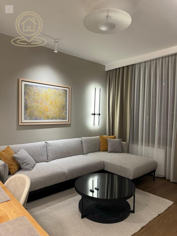 Izdaje se luksuzno opremljen, nov stan, u novoj  zgradi sa garažnim mestom.