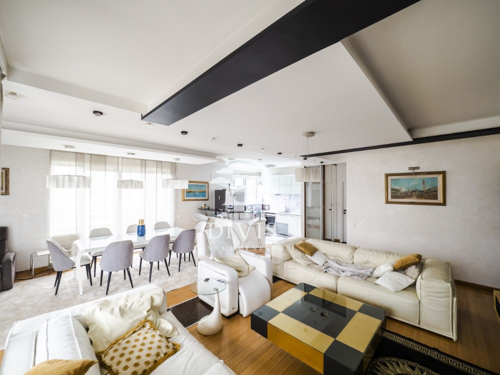 Porodični stan sa terasom i garažama u Bloku 19a, 139m2