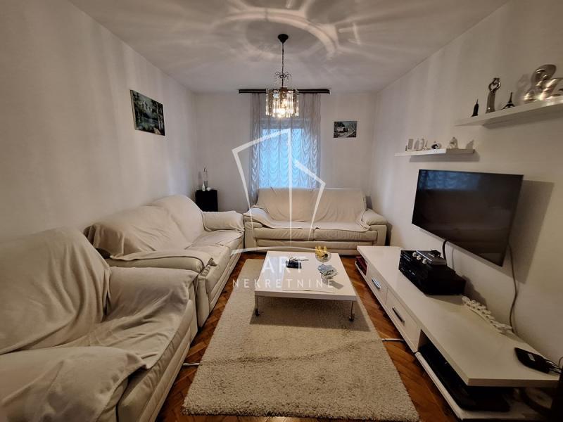 HITNO Borča, odlična lokacija, 215m2, na 3 ara placa ID#1336