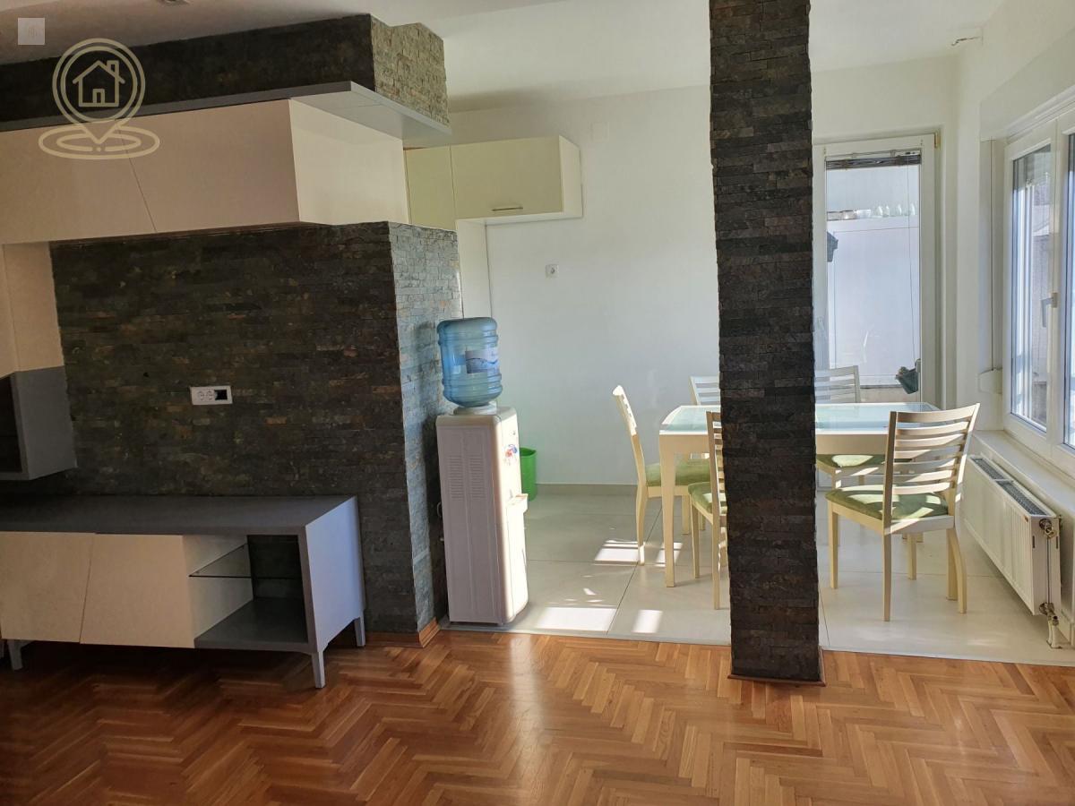 Izdavanje petosobnog stana – penthaus Banatić Novi Sad, 110m²