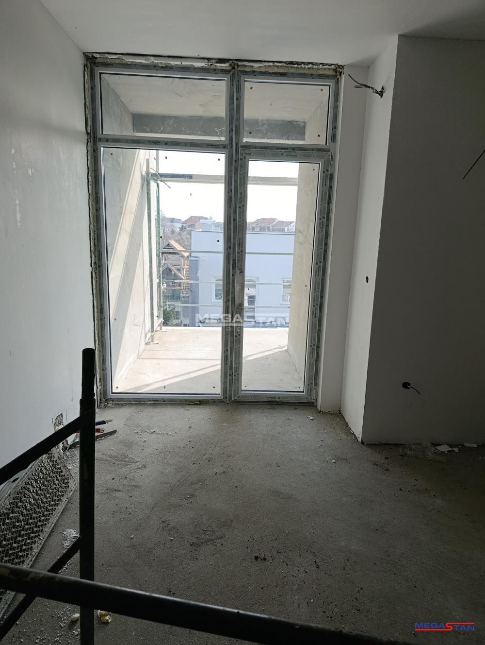 Prelep, odličnog rasporeda, dve lođe