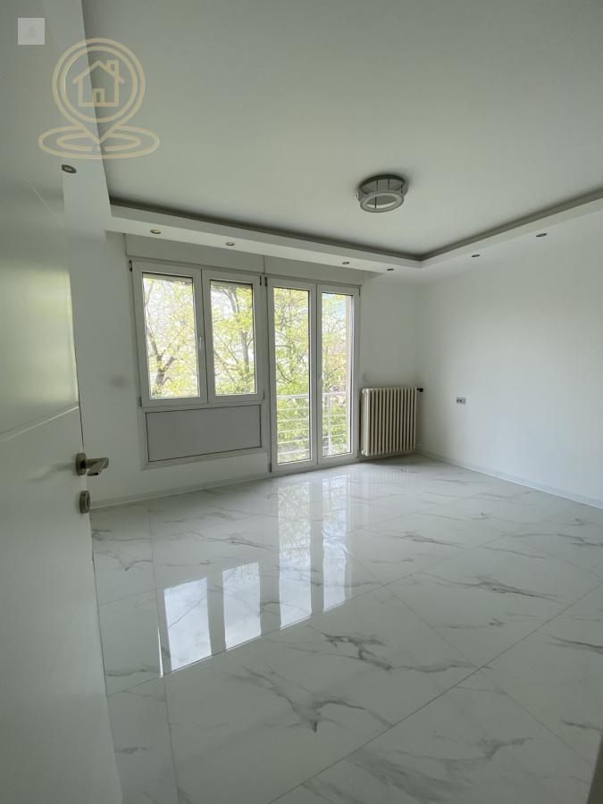 Izdavanje dvosoban stan Niš strogi centar – 51 m², polunamešten, odlična lokacija, smart home oprema