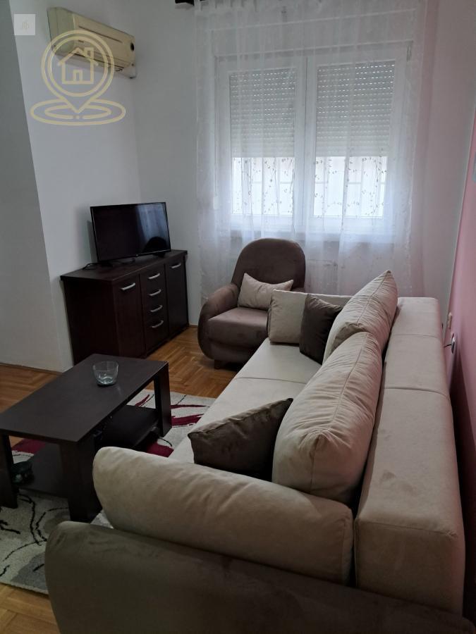 Izdavanje dvosobnog nameštenog stana 50m2 – Centar, Novi Sad – Prizemlje, novogradnja, odmah useljiv – 450 €