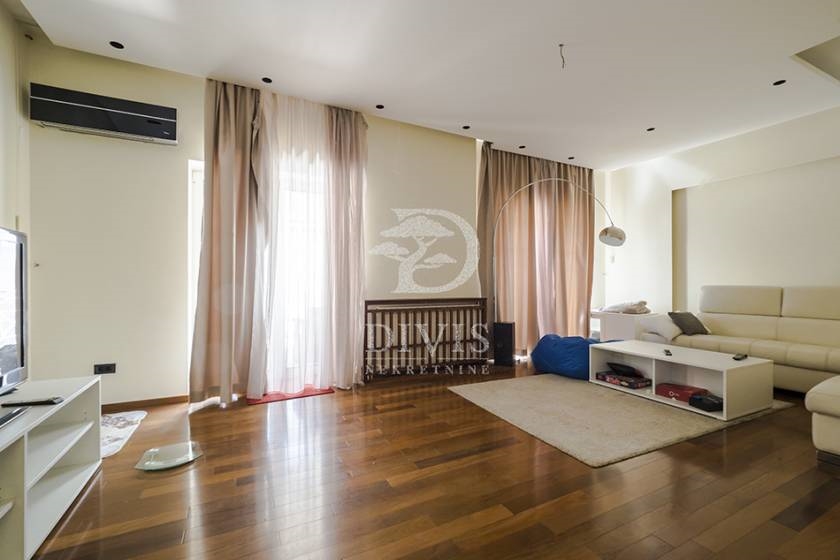 Luksuzna kuća 252 m² kod Autokomande sa bazenom