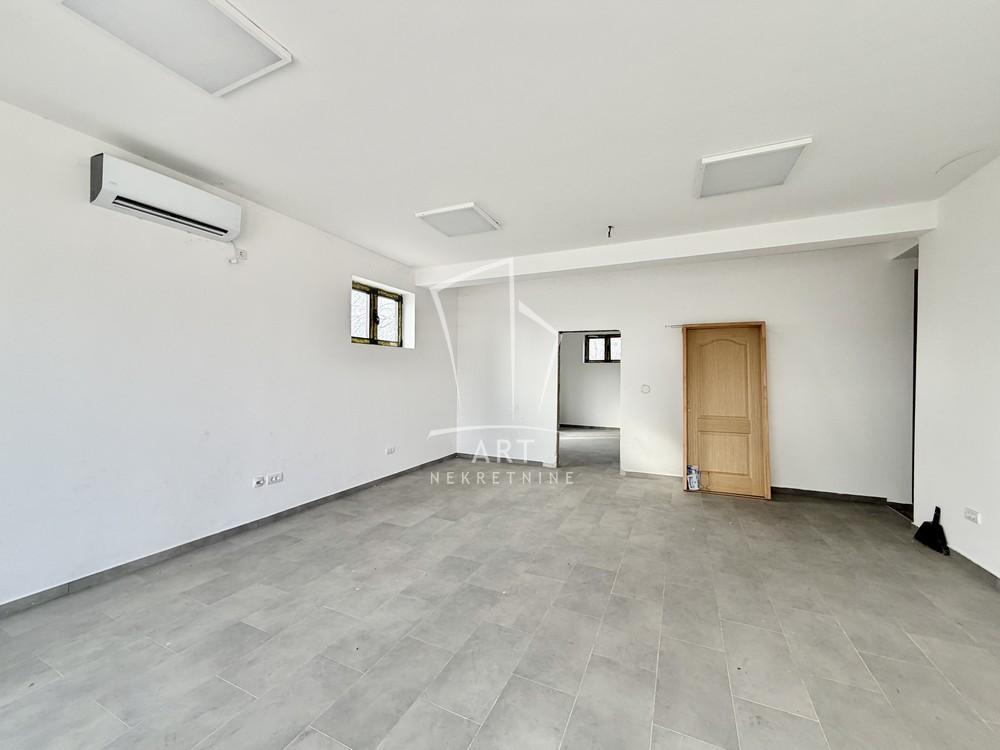 Surčin, velika prostrana kuća na atraktivnoj lokaciji ID#136