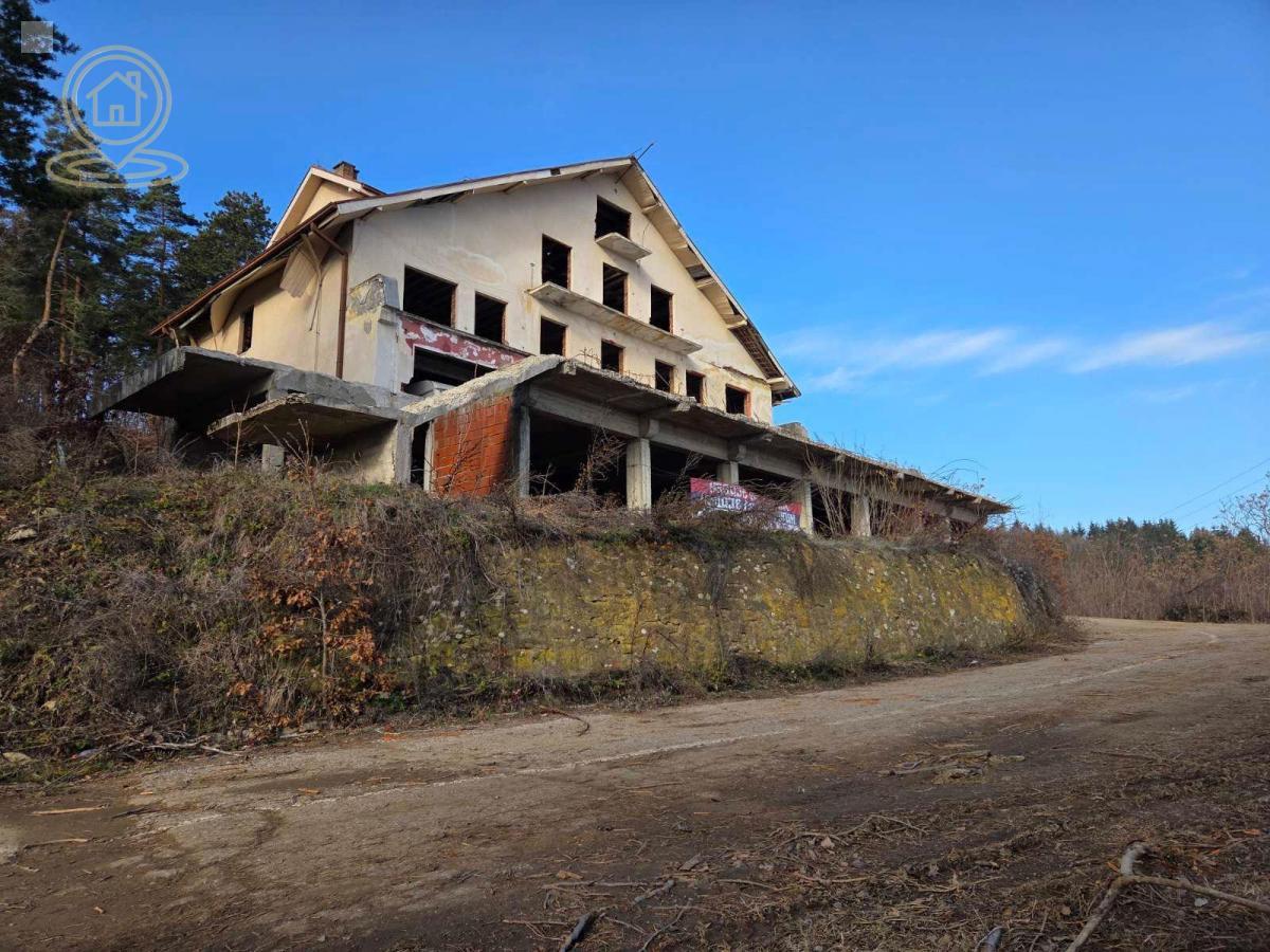 HOTEL SA POTENCIJALOM – 1.600 m² + 15 ha zemljišta | Svi priključci | Čisti papiri