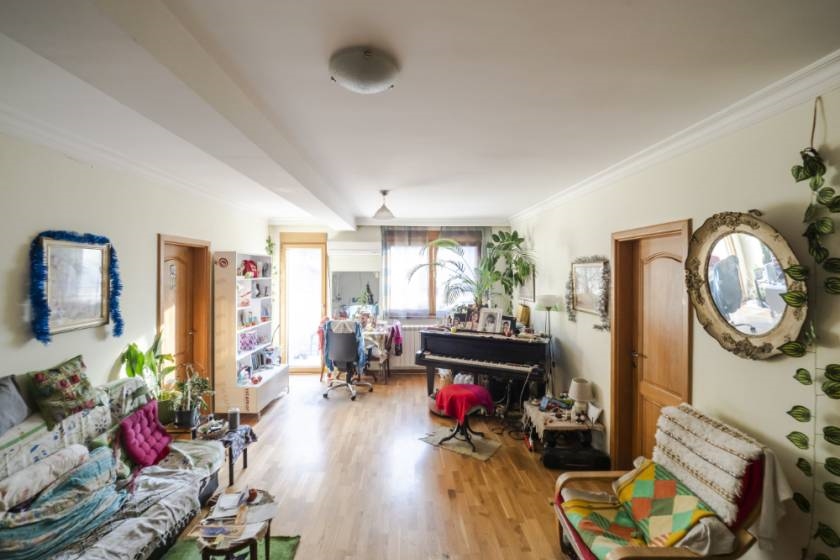 Trosoban stan sa dvorištem na Vračaru, blizu Hrama, 64m2