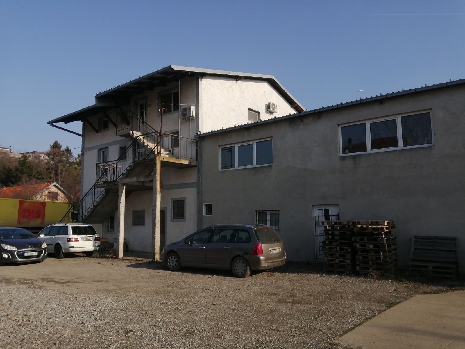 Prodajem / izdajem poslovni objekat sa halom ul. Vinogradska