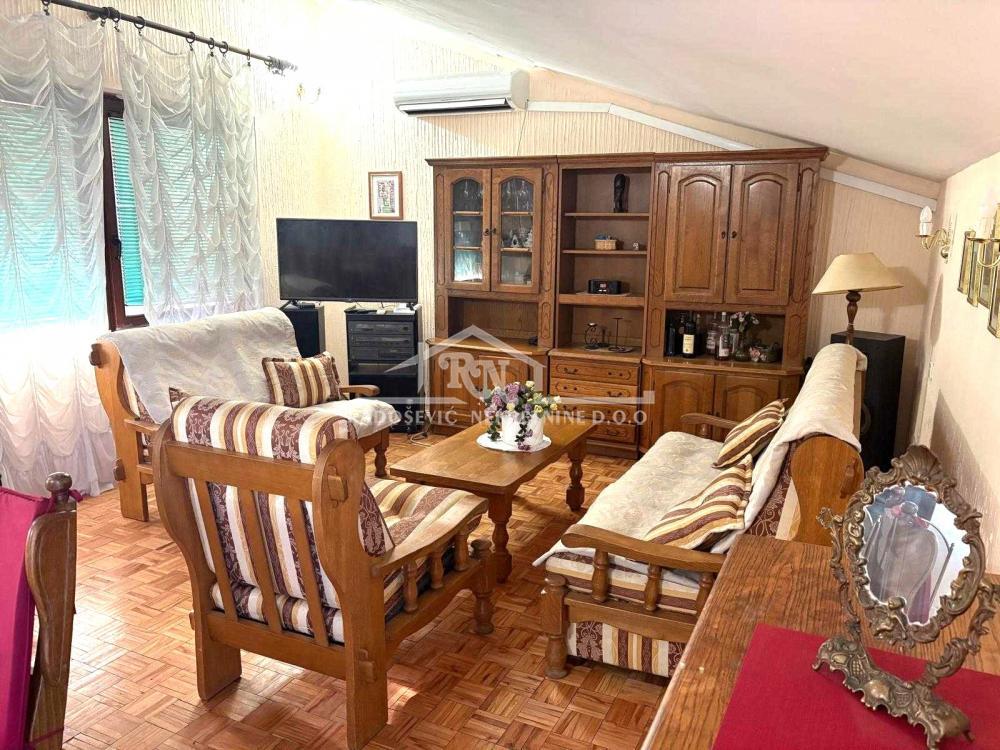 Petlovo brdo - centar naselja, uknjižen trosoban stan 88m2 +