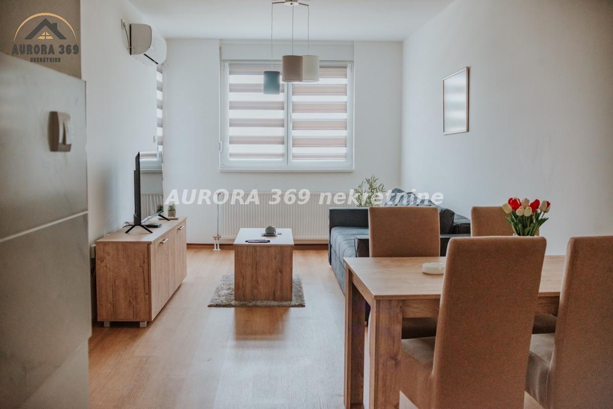 RUMA, CENTAR. NAMEŠTEN, JEDNOIPOSOBAN SA GARAŽNIM MESTOM, UKNJIŽEN, NOVIJI, KREDIT