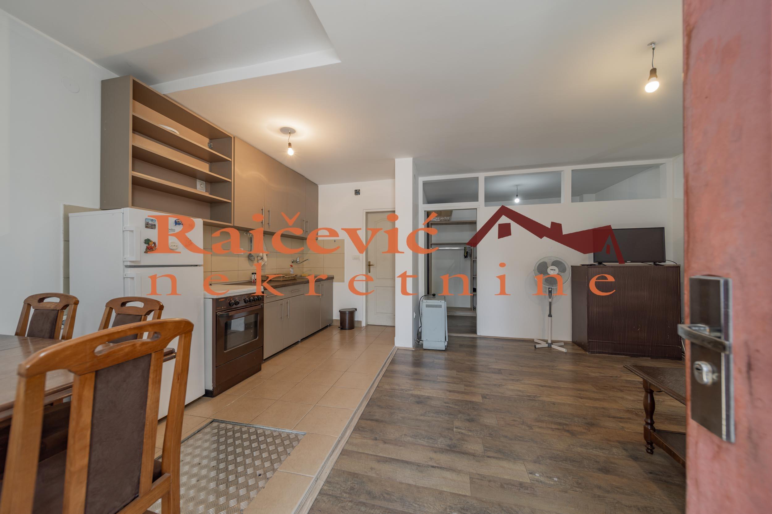 ZEMUN GORNJI GRAD 41m2 , 350e