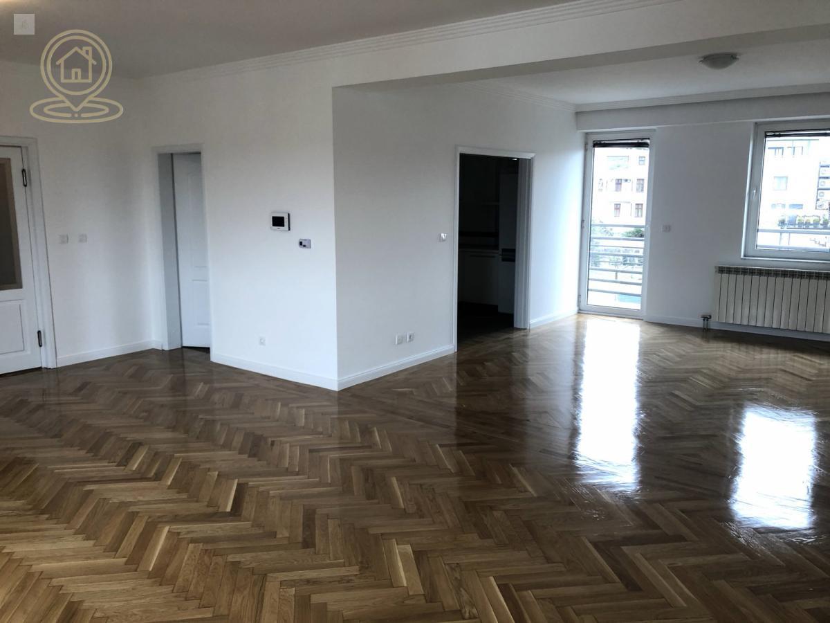 Izdaje se prostran četvorosoban stan površine 144 m²,