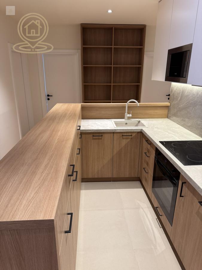 Izdaje se stan na Crvenom Krstu, 90m² sa 3 spavaće sobe i dve garaže – Useljiv odmah!