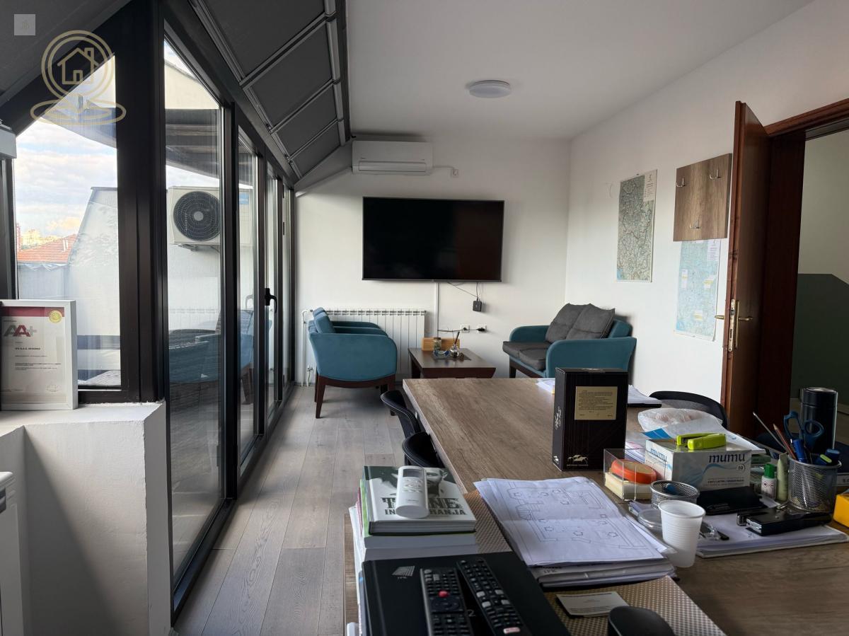 Izdavanje poslovnog prostora na tri etaže – kancelarijski prostor sa garažom, parkingom i arhivom, odlična lokacija