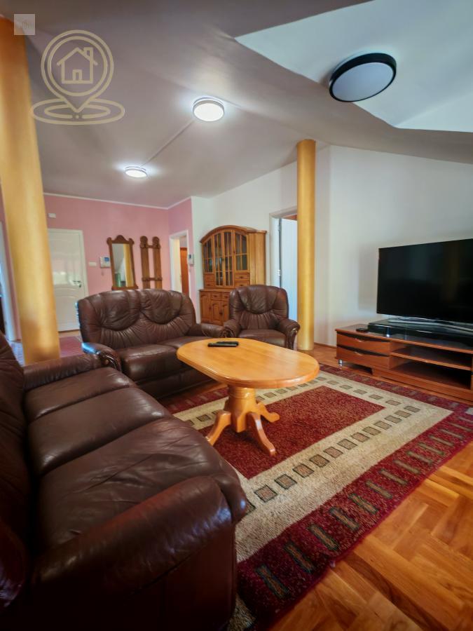 Izdavanje trosoban stan 105 m² – odlična lokacija, kompletno namešten i odmah useljiv