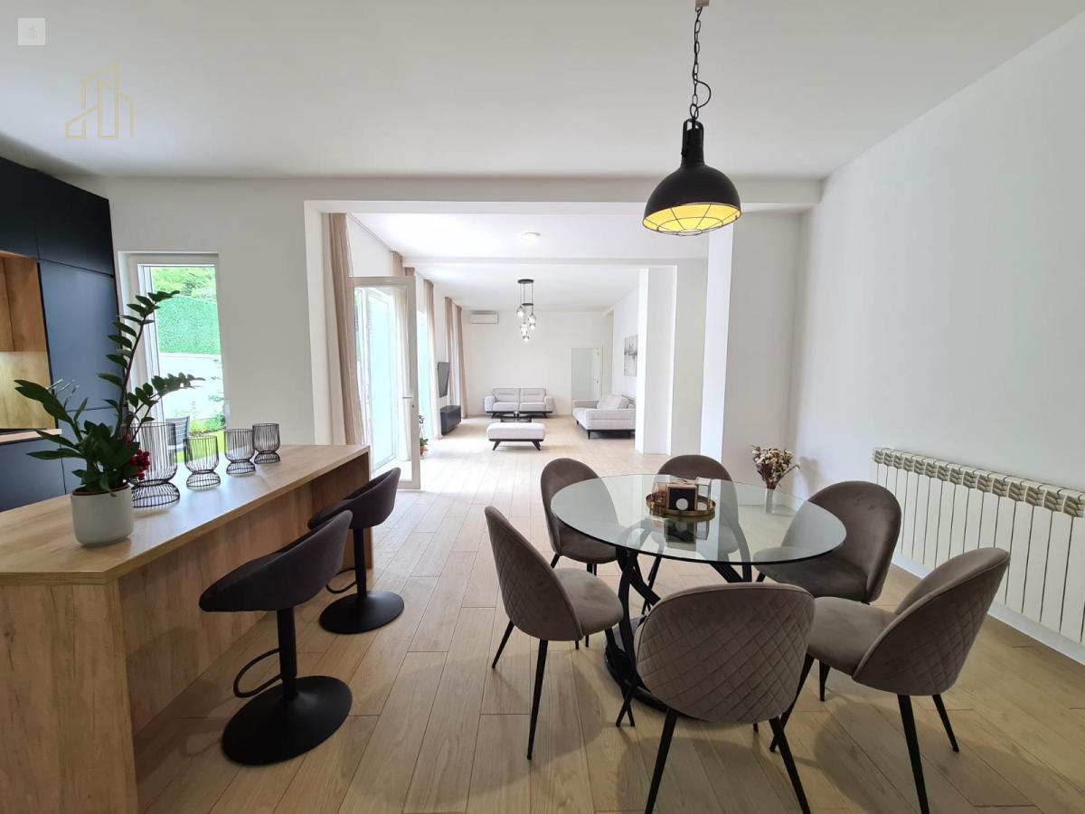 Na prodaju luksuzan stan 220m2 sa dvorištem i garažom – svetao, 6 soba, odlična lokacija