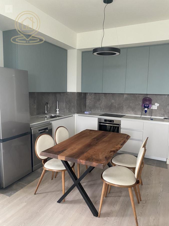 Na prodaju trosoban stan u zgradi