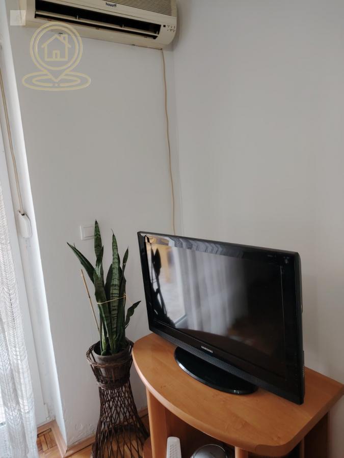 izdaje se namešten stan u neposrednoj blizini Medicinskog fakulteta