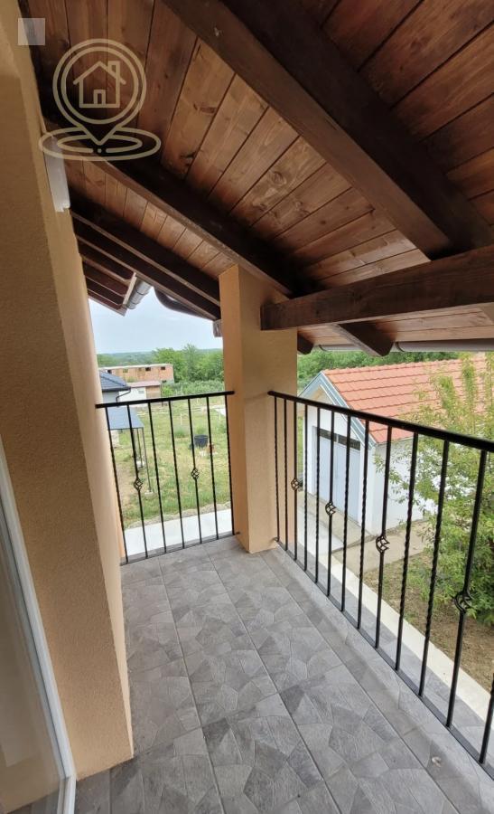 Prodaja kuća Petrovaradin Novi Sad – Porodična kuća 105m2, dve etaže, garaža, terasa, Širine, odlična lokacija