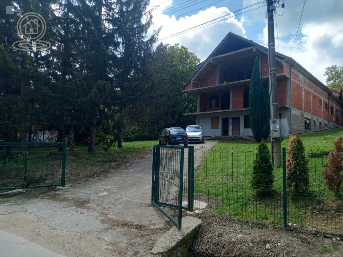 Na prodaju kuća od 1000 m² sa placem od 38,85 ari – idealno za poslovnu namenu ili investiciju
