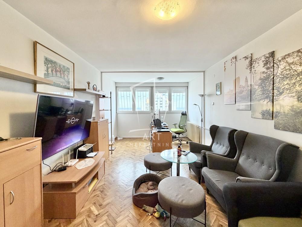 Odličan, uknjižen, mereno 73m2 ID#14134