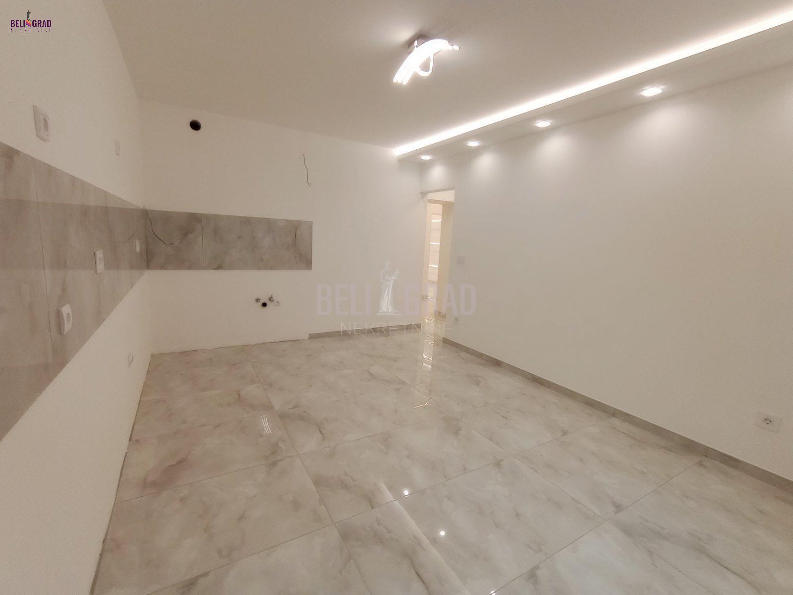 Renoviran stan sa garažom