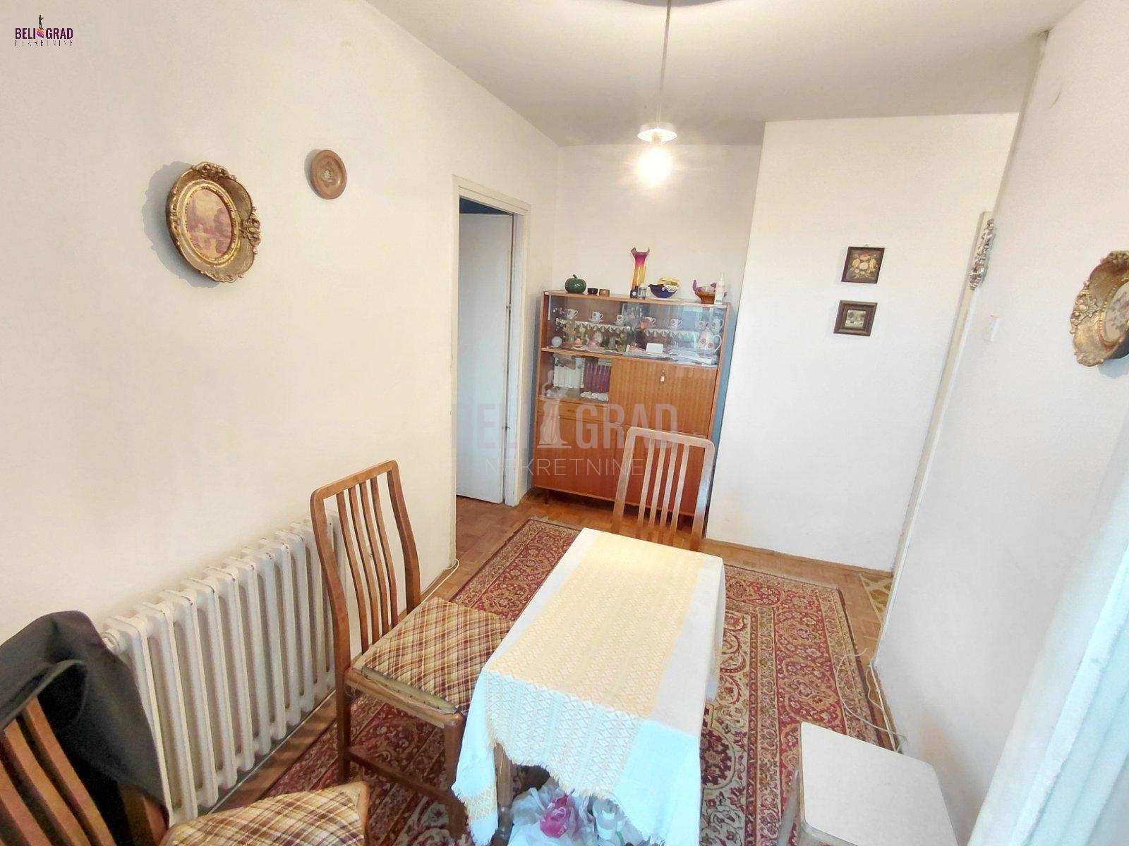 Karađorđev trg - komforan, sa parking mestom